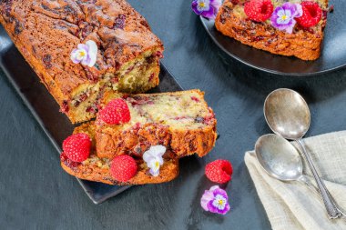 Nemli ahududu ve çikolatalı pasta.