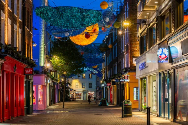 Londra, İngiltere - 7 Kasım 2023: Carnaby Sokağı Noel süslemeleri. Bu yılın teması Carnaby Evreni. Güneş sistemi neon ışıkları Londra 'nın ünlü alışveriş caddesinin üzerinde yüzüyor.