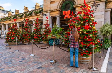 LONDON, İngiltere - NOVEMBER 07, 2023: Covent Garden, Londra 'nın restoranları, dükkanları ve canlı eğlence merkezleriyle bilinen en popüler alışveriş ve turizm merkezlerinden biri Noel için dekore edilmiştir.