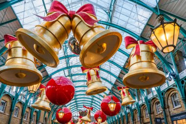 LONDON, İngiltere - NOVEMBER 07, 2023: Covent Garden 'ın popüler Apple Market' i Noel için süslendi. Pazar hediyelik eşya, mücevher, sanat eseri ve koleksiyon bulmak için harika bir yer.