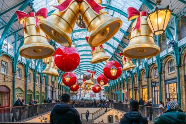 LONDON, İngiltere - NOVEMBER 07, 2023: Covent Garden 'ın popüler Apple Market' i Noel için süslendi. Pazar hediyelik eşya, mücevher, sanat eseri ve koleksiyon bulmak için harika bir yer.