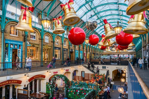 LONDON, İngiltere - NOVEMBER 07, 2023: Covent Garden 'ın popüler Apple Market' i Noel için süslendi. Pazar hediyelik eşya, mücevher, sanat eseri ve koleksiyon bulmak için harika bir yer.