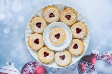Linzer kurabiyeleri - Avusturya noel kurabiyeleri ve ahududu reçeli