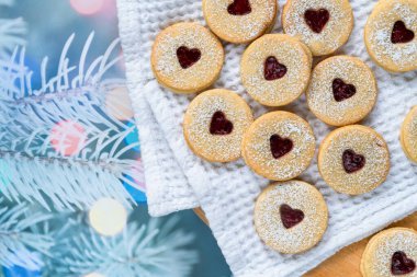 Linzer kurabiyeleri - Avusturya noel kurabiyeleri ve ahududu reçeli