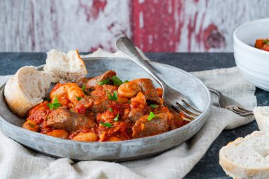 Biftek ve fasulye güveci ve kabuklu ekmek.