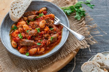 Biftek ve fasulye güveci ve kabuklu ekmek.