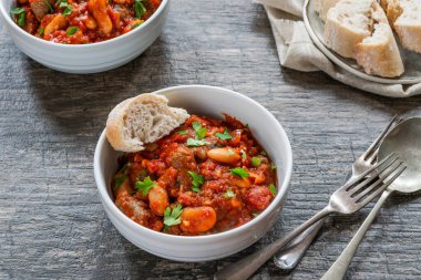 Biftek ve fasulye güveci ve kabuklu ekmek.