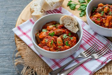 Biftek ve fasulye güveci ve kabuklu ekmek.