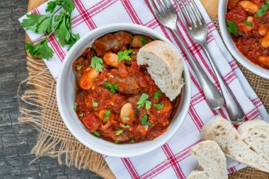 Biftek ve fasulye güveci ve kabuklu ekmek.