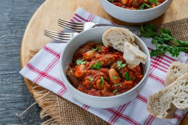 Biftek ve fasulye güveci ve kabuklu ekmek.