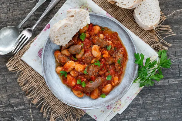 Biftek ve fasulye güveci ve kabuklu ekmek.