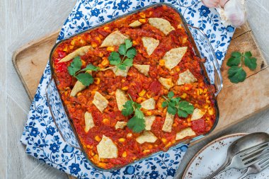 Vejetaryen enchilada dumanlı mercimek ve tatlı mısırla pişirildi.