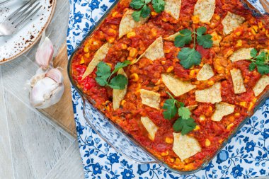 Vejetaryen enchilada dumanlı mercimek ve tatlı mısırla pişirildi.
