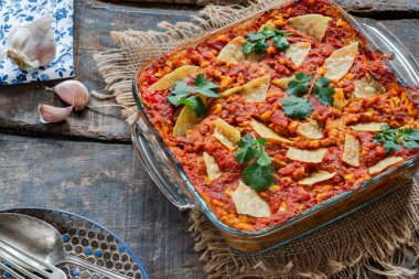 Vejetaryen enchilada dumanlı mercimek ve tatlı mısırla pişirildi.