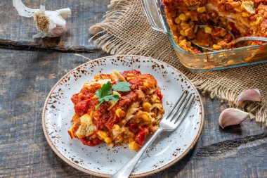 Vejetaryen enchilada dumanlı mercimek ve tatlı mısırla pişirildi.