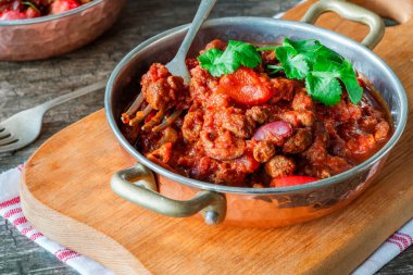 Quorn kıymalı vejetaryen chili con carne.