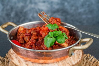 Quorn kıymalı vejetaryen chili con carne.