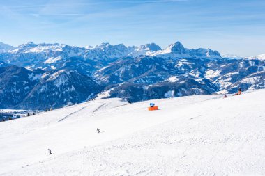 İtalya 'nın Kronplatz kentindeki Dolomitlerle kaplı kış manzarası