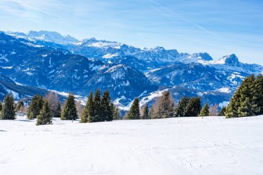 İtalya 'nın Kronplatz kentindeki Dolomitlerle kaplı kış manzarası