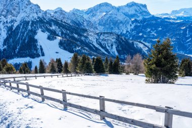 İtalya 'nın Kronplatz kentindeki Dolomitlerle kaplı kış manzarası