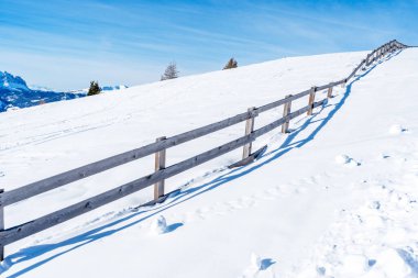 İtalya 'nın Kronplatz kentindeki Dolomitlerle kaplı kış manzarası