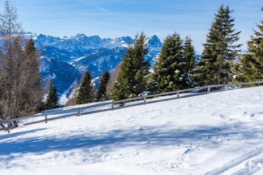 İtalya 'nın Kronplatz kentindeki Dolomitlerle kaplı kış manzarası