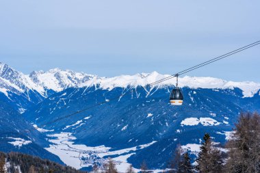 Kışın Kronplatz, Güney Tyrol, İtalya 'da Dolomites Inn.
