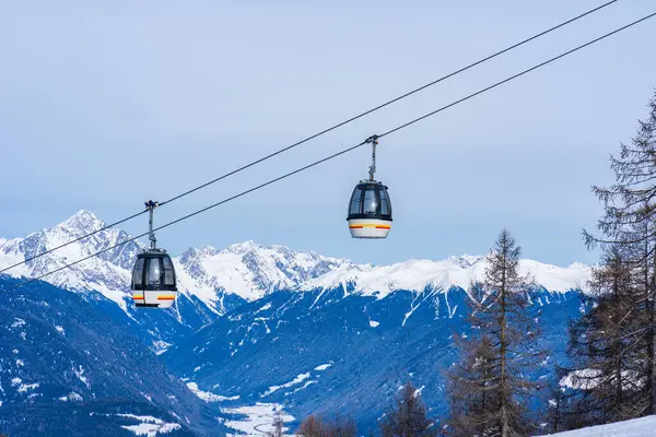 Kışın Kronplatz, Güney Tyrol, İtalya 'da Dolomites Inn.