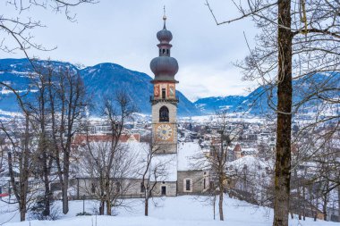 Bruneck-Brunico ve St. Katherine Kilisesi manzarası 1345 'te İtalya' da inşa edildi.