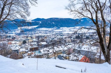 Brunico (Bruneck), Güney Tyrol, İtalya 'nın kışın hava manzarası.