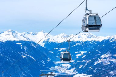 Kışın Kronplatz, Güney Tyrol, İtalya 'da Dolomites Inn.