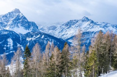 İtalya 'nın Kronplatz kentindeki Dolomitlerle kaplı kış manzarası