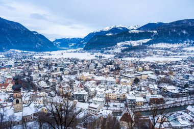 Brunico (Bruneck), Güney Tyrol, İtalya 'nın kışın hava manzarası.