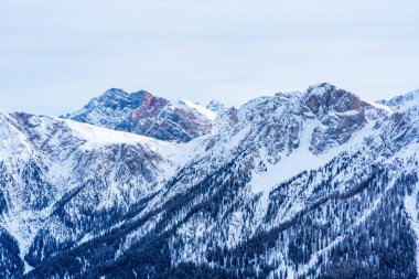 İtalya 'nın Kronplatz kentindeki Dolomitlerle kaplı kış manzarası