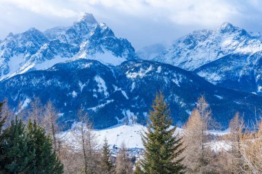 İtalya 'nın Kronplatz kentindeki Dolomitlerle kaplı kış manzarası