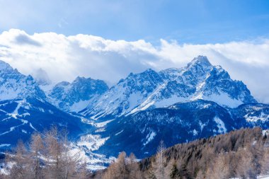 İtalya 'nın Kronplatz kentindeki Dolomitlerle kaplı kış manzarası