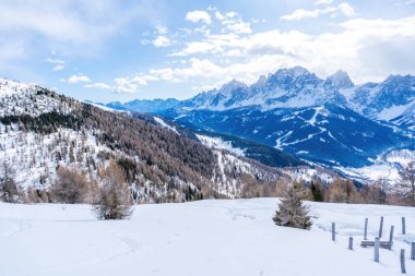 İtalya 'nın Kronplatz kentindeki Dolomitlerle kaplı kış manzarası