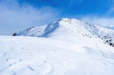 İtalya 'nın Kronplatz kentindeki Dolomitlerle kaplı kış manzarası