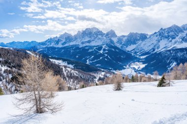 İtalya 'nın Kronplatz kentindeki Dolomitlerle kaplı kış manzarası