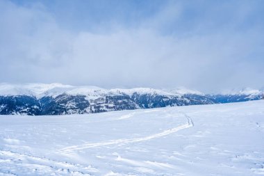 İtalya 'nın Kronplatz kentindeki Dolomitlerle kaplı kış manzarası