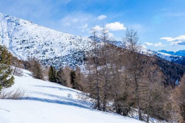 İtalya 'nın Kronplatz kentindeki Dolomitlerle kaplı kış manzarası