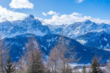 İtalya 'nın Kronplatz kentindeki Dolomitlerle kaplı kış manzarası