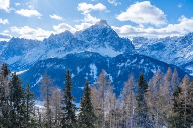 İtalya 'nın Kronplatz kentindeki Dolomitlerle kaplı kış manzarası