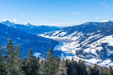 İtalyan Dolomitlerinde karla kaplı kış manzarası Dolomites Versciaco.