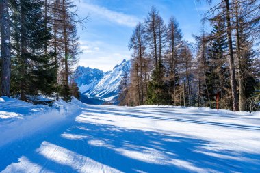 İtalya 'nın Kronplatz kentindeki Dolomitlerle kaplı kış manzarası