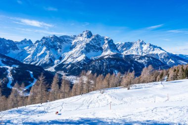 İtalya 'nın Kronplatz kentindeki Dolomitlerle kaplı kış manzarası
