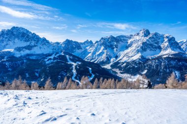 İtalya 'nın Kronplatz kentindeki Dolomitlerle kaplı kış manzarası