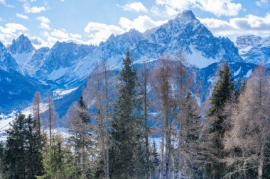 İtalya 'nın Kronplatz kentindeki Dolomitlerle kaplı kış manzarası