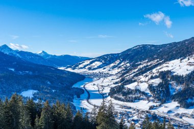 İtalyan Dolomitlerinde karla kaplı kış manzarası Dolomites Versciaco.