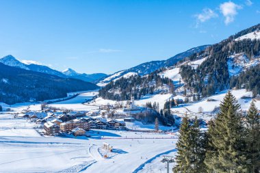 VERSCIACO-VIERSCHACH, İtalya - 23 Ocak 2024: Nefes kesici Güney Tyrol kayak alanının Sesto bölgesinde bulunan Versciaco, İtalyan Dolomitleri 'nde çok popüler bir kayak merkezidir..